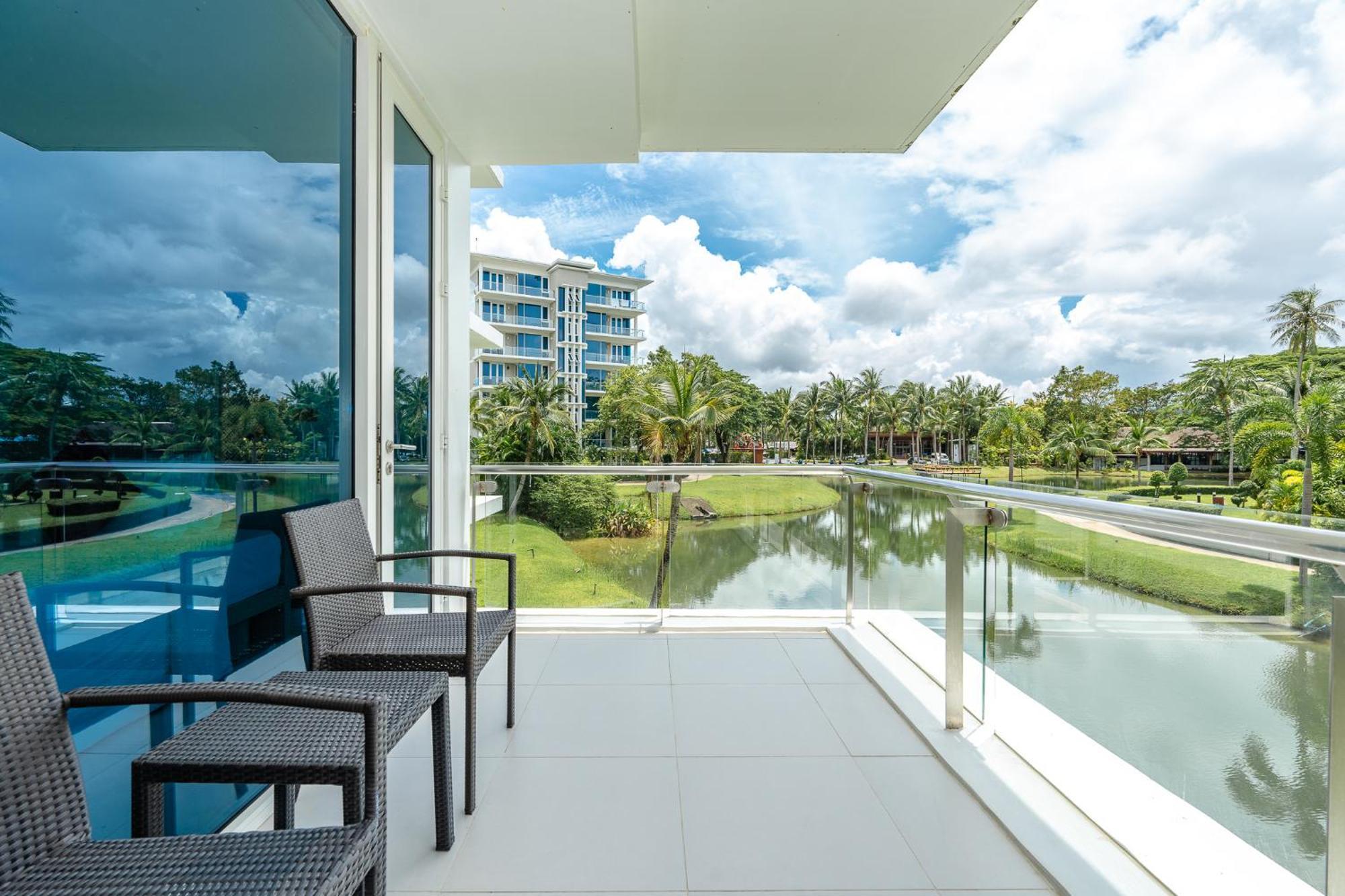 Splash Beach Resort, Maikhao Phuket - Sha Extra Plus Mai Khao Exterior foto Balcony of a condo in Florida
