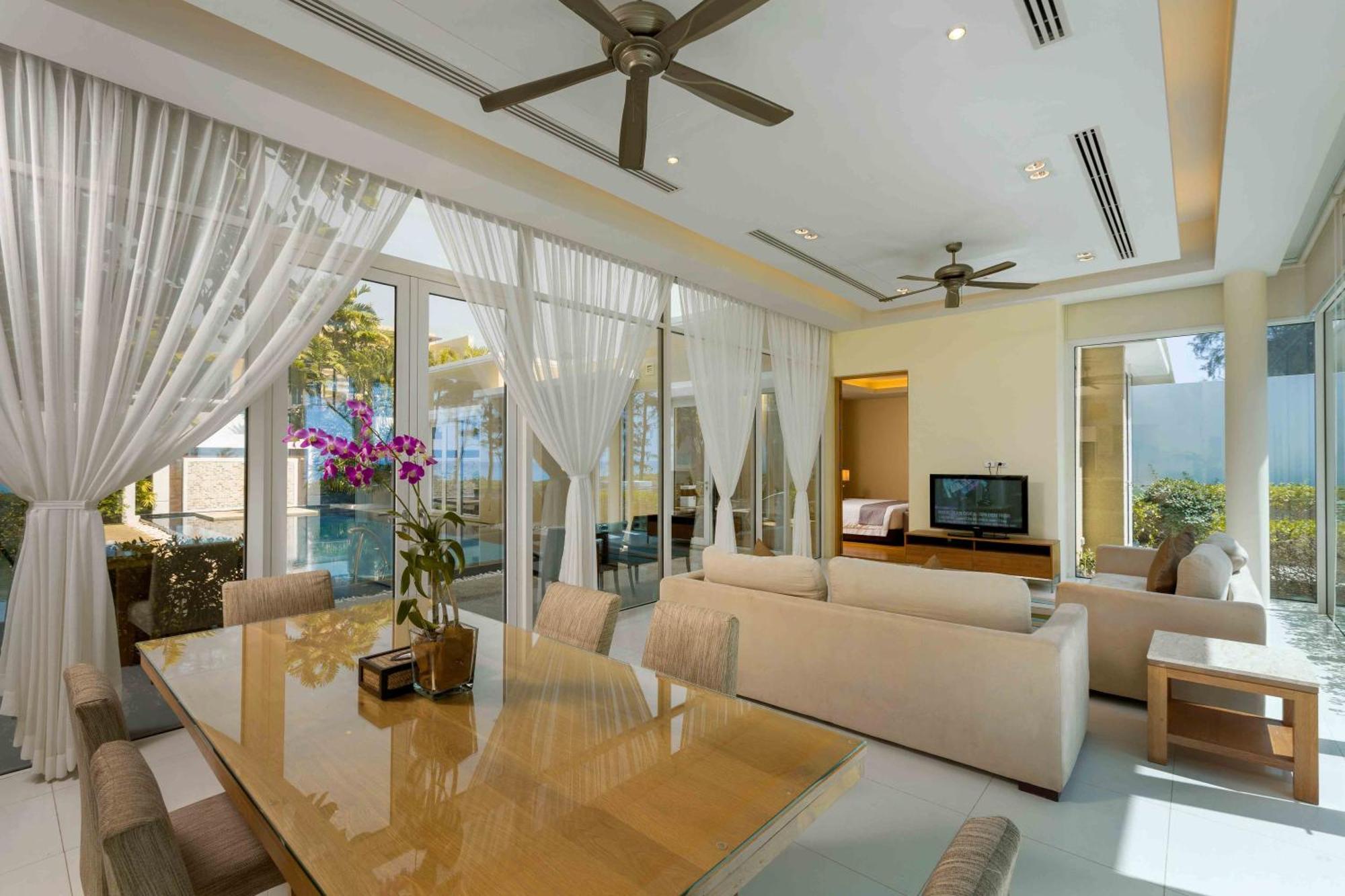 Splash Beach Resort, Maikhao Phuket - Sha Extra Plus Mai Khao Exterior foto A living room in a villa at the resort