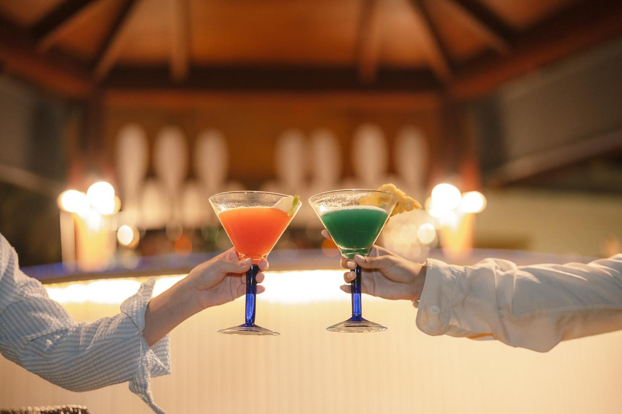 Splash Beach Resort, Maikhao Phuket - Sha Extra Plus Mai Khao Exterior foto Two people toasting with cocktails
