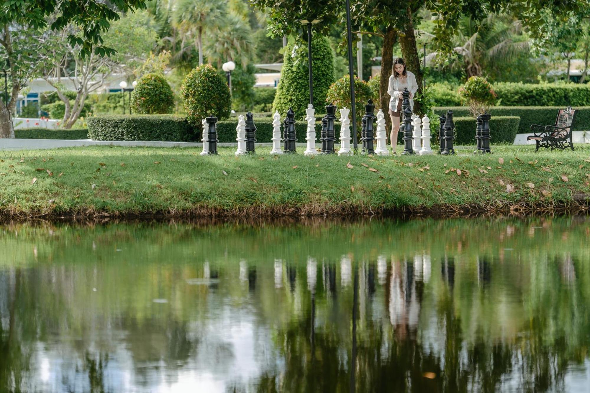 Splash Beach Resort, Maikhao Phuket - Sha Extra Plus Mai Khao Exterior foto The pond at the center of the park
