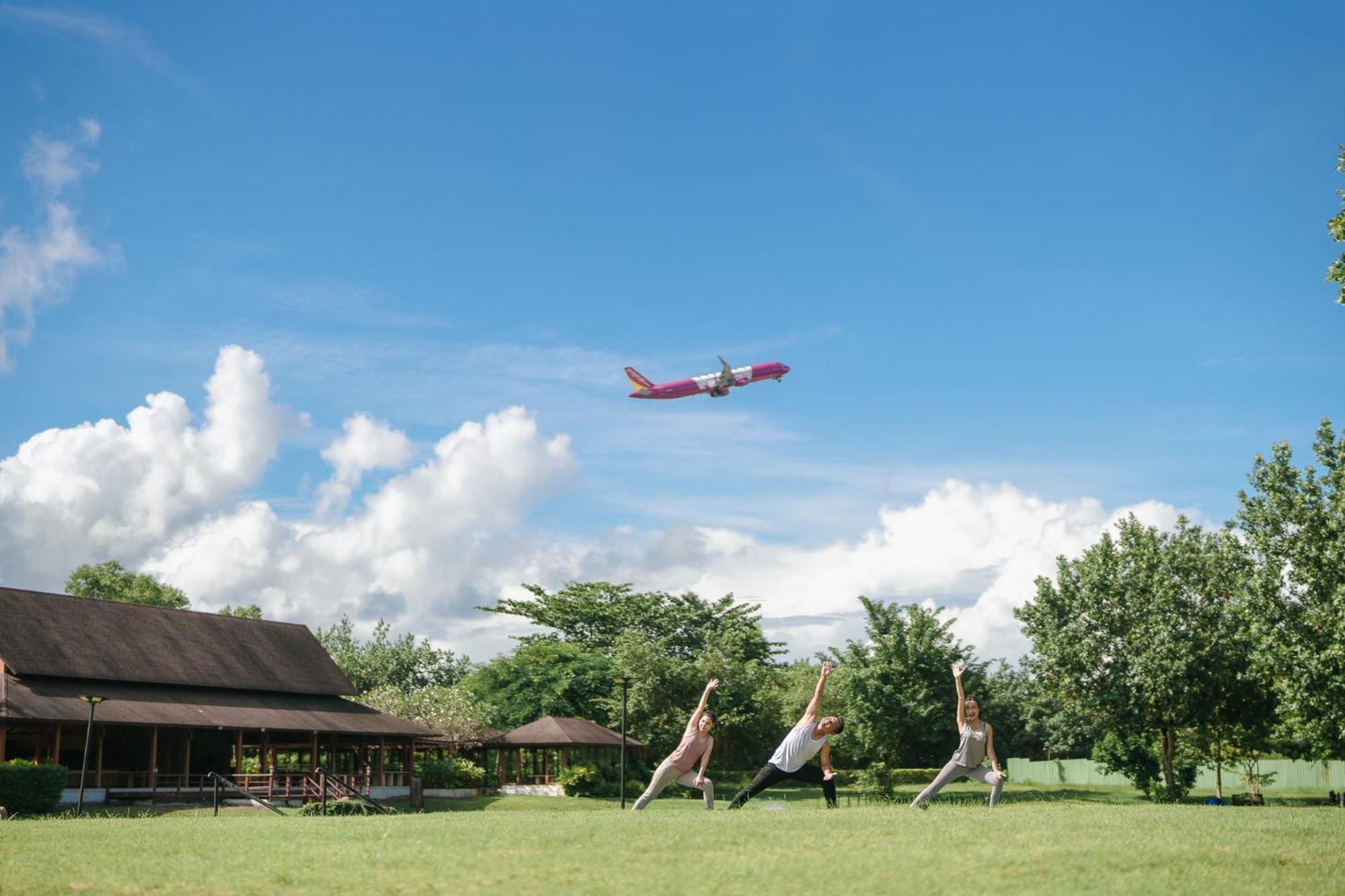 Splash Beach Resort, Maikhao Phuket - Sha Extra Plus Mai Khao Exterior foto A model of a Boeing 737-800 in flight