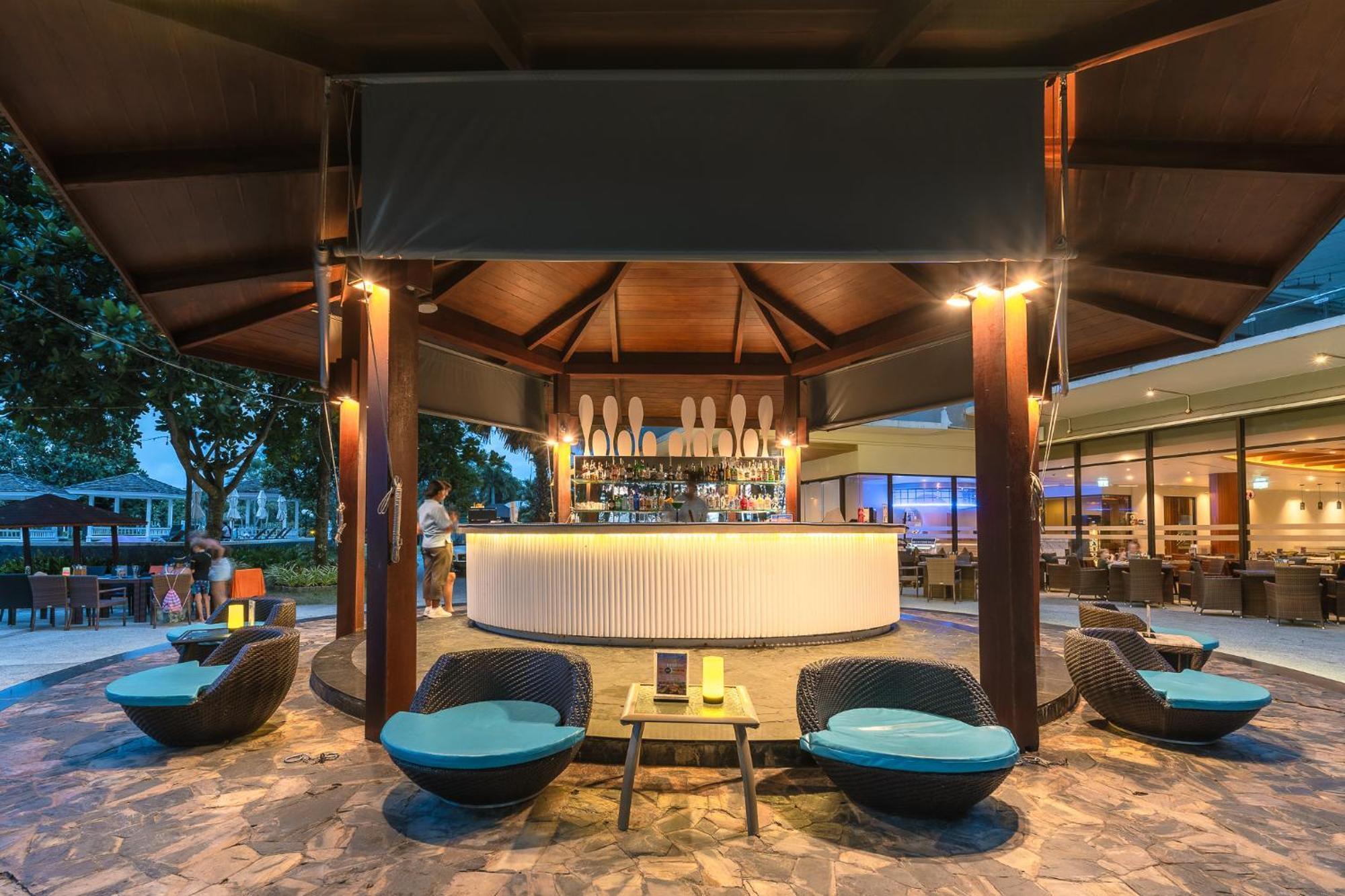 Splash Beach Resort, Maikhao Phuket - Sha Extra Plus Mai Khao Exterior foto The bar at the poolside