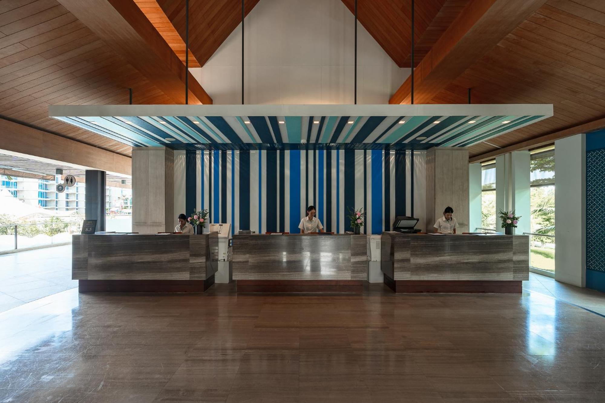 Splash Beach Resort, Maikhao Phuket - Sha Extra Plus Mai Khao Exterior foto The lobby of the hotel